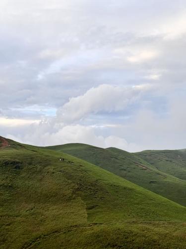 ç¿»å±±è¶å²­çå°é©¬ä¸äºº